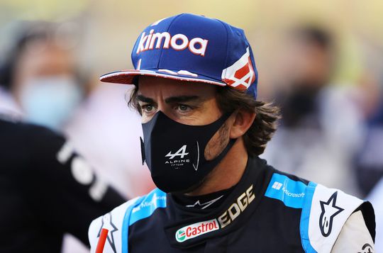 Alonso viel op behoorlijk lullige wijze uit bij comeback: 'Daarom haalden we hem uit de race'