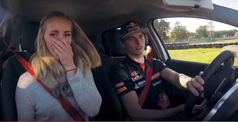 Vriendin doodsbang met Max Verstappen in de auto (video)