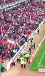 Barnsley-fans in eigen stadion op de vuist met Leeds-supporters (video's)