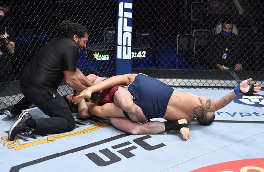 🎥 | Ziek: Russische kooivechter buigt been van tegenstander alle kanten op