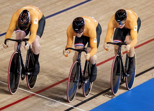 Teamsprinters naar finale tegen Frankrijk op WK; Maike van der Duin pakt mooie zilveren medaille