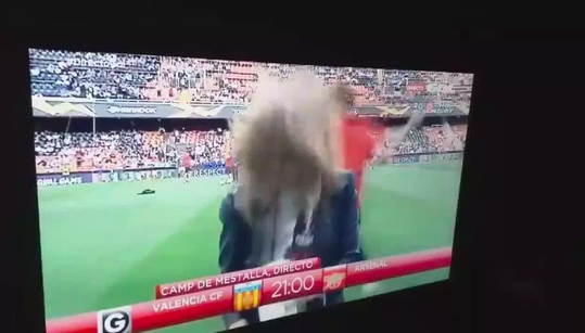 AU! Spaanse journaliste krijgt bal na slechte pass keihard op achterhoofd (video)