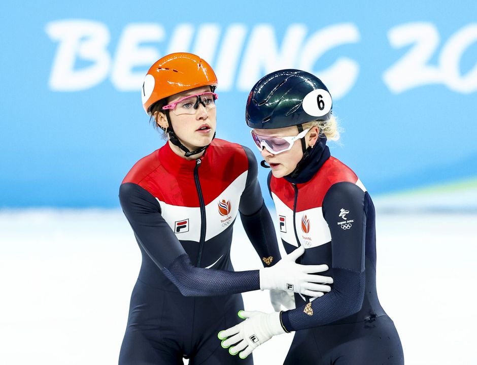 Shorttracksters Suzanne Schulting én Xandra Velzeboer naar finale, De Vries redt het niet