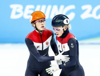 Shorttracksters Suzanne Schulting én Xandra Velzeboer naar finale, De Vries redt het niet