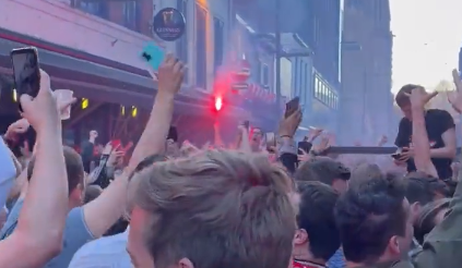 🎥 | Fans in Eindhoven vieren het feestje al tijdens PSV - Ajax