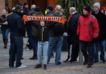 HUH? Blackpool-supporter zit als protest tegen clubeigenaar op spelersbus Arsenal (foto)