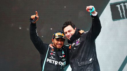 Mercedes-baas Toto Wolff is 2 KEER rijker dan Lewis Hamilton