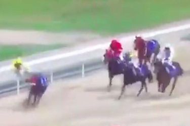 Japanse paardenrace kent bizar slot: 4 (!) jockeys vallen van hun racepaard (video)
