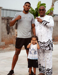 🥊📸 | Zoontje Anthony Joshua kijkt op deze foto's nog gevaarlijker dan zijn papa