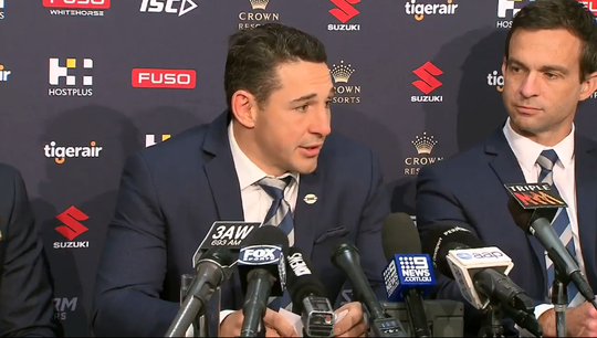 Rugbyheld Billy Slater kondigt afscheid aan en barst in huilen uit tijdens speech (video)