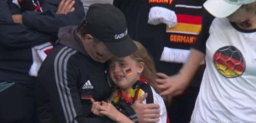 Duits meisje dat jankte na verlies tegen Engeland wordt getroost met dik 30.000 euro