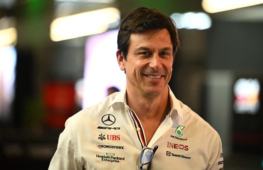 🎥 | Onovertuigende Toto Wolff leest van briefje op: 'We zijn op veiligste plek in Saudi-Arabië'