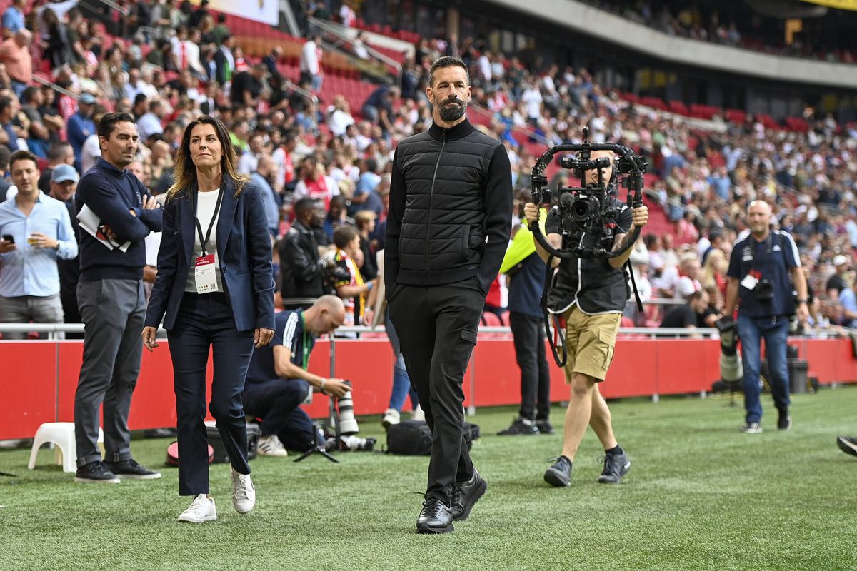 📸​ | Nieuwe look Van Nistelrooij trekt bekijks: 'Roy Donders die als Guardiola carnaval gaat vieren'