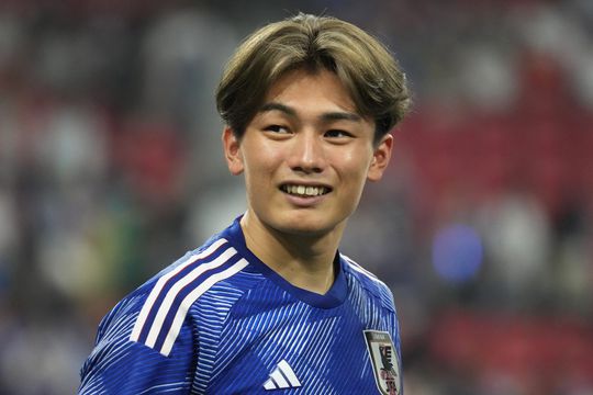 Feyenoord presenteert Japanse recordaankoop Ueda: 'Can you take picture please'