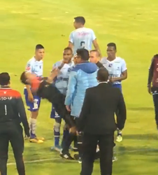 🎥 | Wat?! Scheidsrechter in Ecuador vol op hoofd gemept na fluiten voor penalty