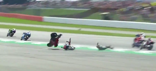 Andrea Dovizioso en Fabio Quartararo crashen in 1e bocht bij MotoGP-race (video)