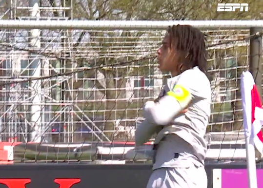 🎥 | Ethan Mbappé scoort op Future Cup en juicht net als grote broer Kylian