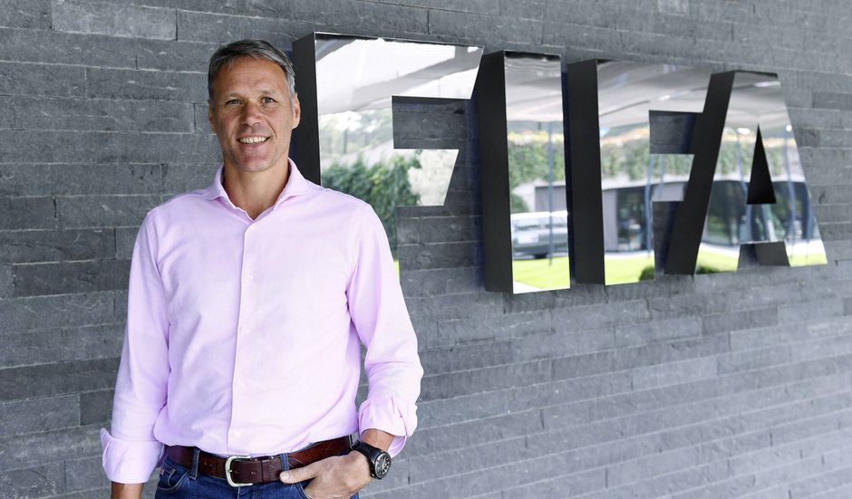 Van Basten ging skinnydippen met Linda de Mol: 'Moesten halfnaakt verder'