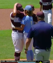 🎥 | Sportief! Slagman troost emotionele pitcher die de bal tegen zijn helm gooide