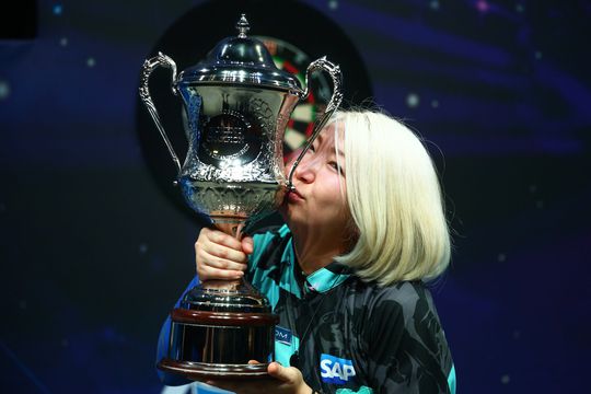 Dikke chaos bij Lakeside: BDO-voorzitter pakt beker af van kampioen Mikuru Suzuki