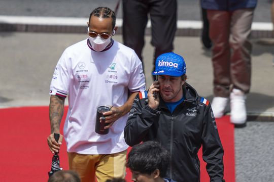Fernando Alonso biedt excuses aan omdat hij Lewis Hamilton een idioot noemde