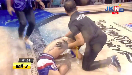 🎥 | Muaythai-vechter Samingdet KO't Songkom met DEZE elleboog in de regen