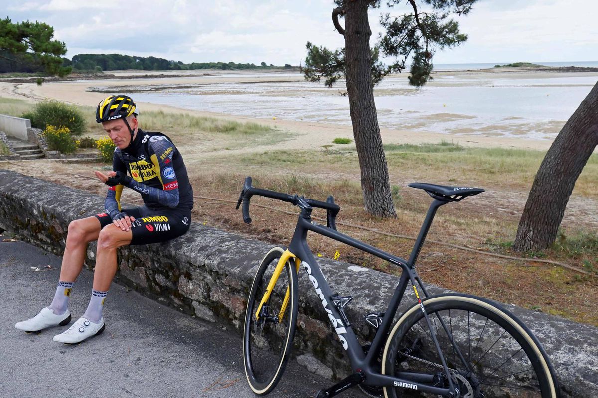 Robert Gesink dag na gebroken sleutelbeen al in het ziekenhuis voor operatie: 'Het is gewoon waardeloos'