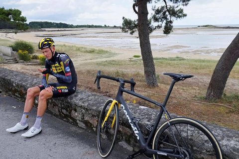 Robert Gesink dag na gebroken sleutelbeen al in het ziekenhuis voor operatie: 'Het is gewoon waardeloos'