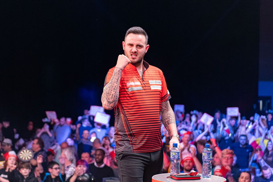 Joe Cullen walst op weergaloze manier over Anderson heen, De Sousa stuurt Cross naar huis