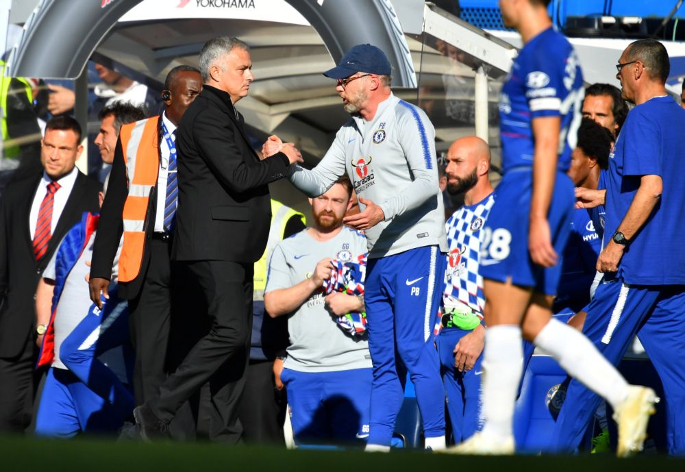 Sarri zegt sorry tegen Mourinho voor provocerende assistent