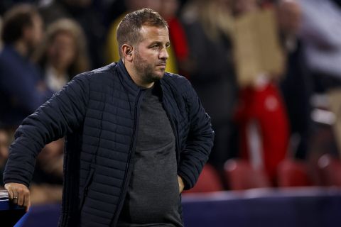 Esbjerg-trainer Rafael van der Vaart knalt woedend bal tegen eigen supporters