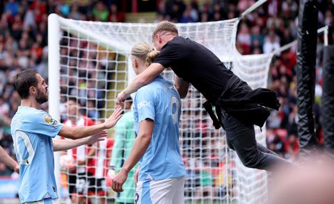 😱 | Fan springt om de nek van Erling Haaland om doelpuntje mee te vieren