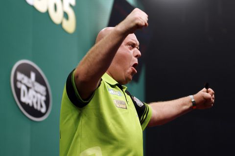Beugelbekkie Michael van Gerwen werpt zich naar kwartfinale Poland Darts Masters