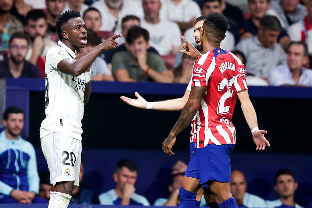 Spaanse premier 'heel verdrietig' na lang uitblijven reactie Atlético Madrid op apengeluiden richting Vinícius