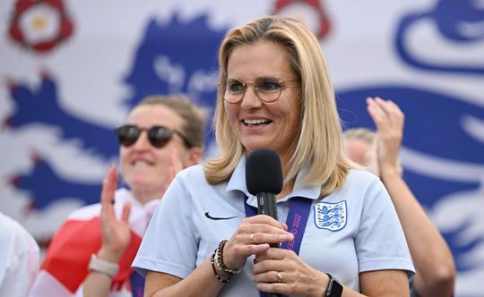🎥​ | Sarina Wiegman spreekt Londense menigte toe: 'Nu gaan we ons plaatsen voor het WK'