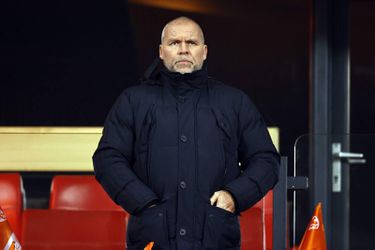 Man die Frank de Boer en Louis van Gaal aanstelde als bondscoach, stopt ermee