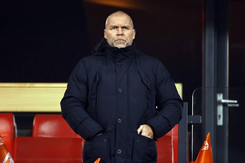 Man die Frank de Boer en Louis van Gaal aanstelde als bondscoach, stopt ermee