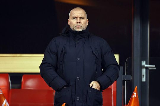 Man die Frank de Boer en Louis van Gaal aanstelde als bondscoach, stopt ermee