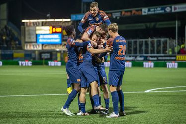 Cocu pakt eerste overwinning met Vitesse: Arnhemmers winnen makkelijk van zwak Cambuur