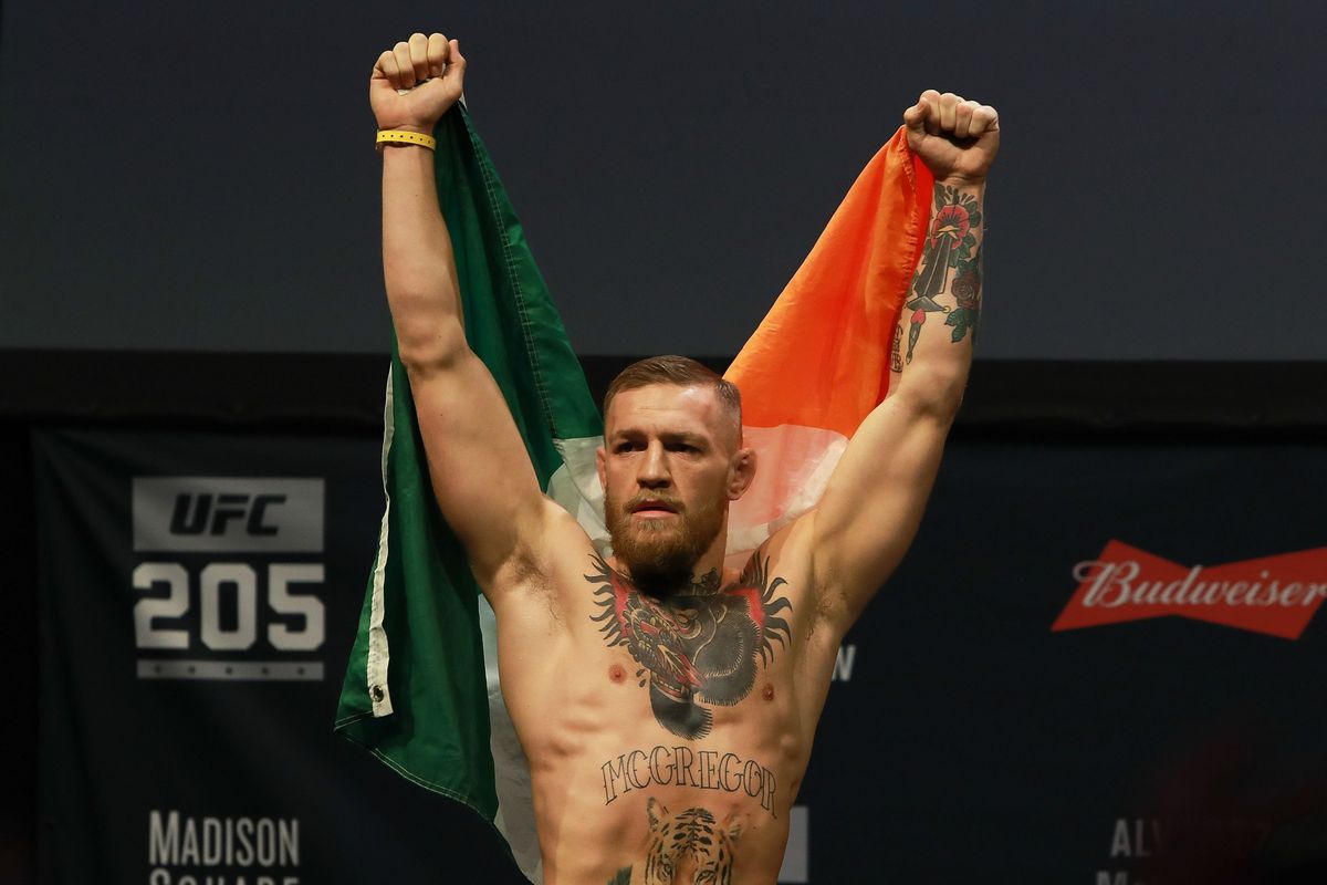 McGregor schrijft geschiedenis met 2e UFC-titel (video)