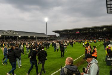 🎥 | Massale pitch invasion bij Fulham na kampioenschap