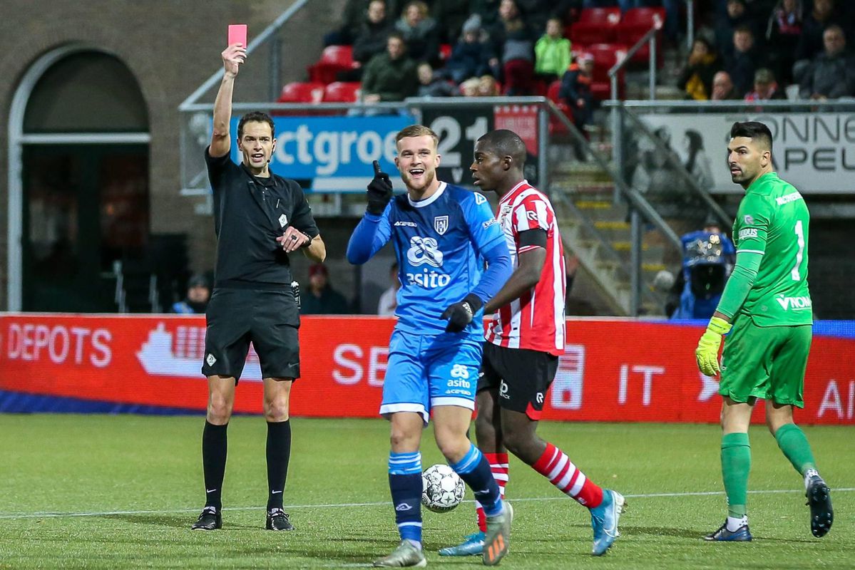 Heracles-aanvaller Konings heeft pech: rode kaart (en dus 2 duels schorsing) blijft staan