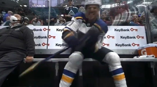 🎥 | Boze NHL'er Brayden Schenn slaat camera op de strafbank aan diggelen