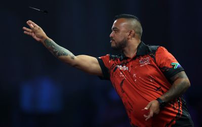 🤣 | Sampson zet een ode aan WK darts op zijn lijf maar vergist zich in jaartal