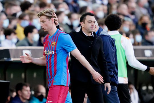 FC Barcelona-trainer Xavi ziet zichzelf in Frenkie de Jong: 'Hij is net als ik'