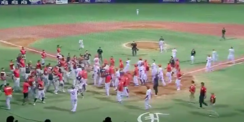 🎥 | Knuppels! Venezolaanse honkbalwedstrijd loopt helemaal uit de klauwen