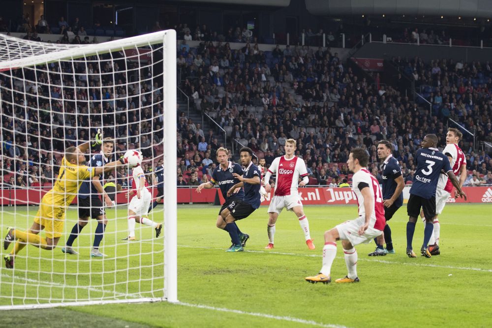 Twee eigen goals helpen Ajax over het dode punt heen tegen Sparta