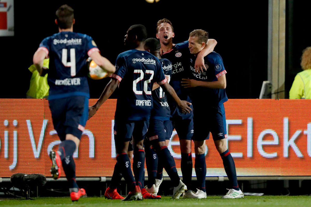 Oppermachtig PSV houdt druk op Ajax na simpele zege in Tilburg, maar verliest Lozano