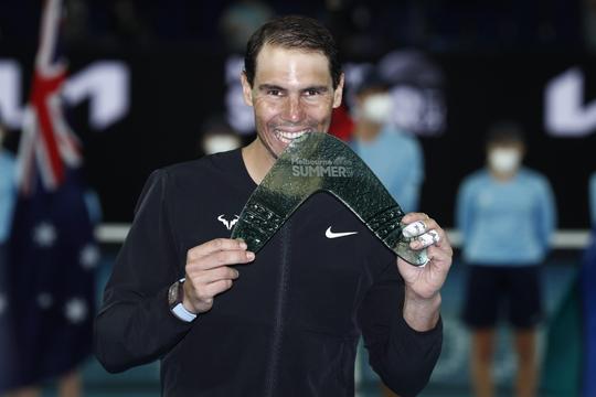 🎥 | The King is back! Rafael Nadal wint bij terugkeer direct ATP-toernooi Melbourne