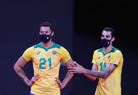 Opvallend: enkele Braziliaanse volleyballers laten mondkapje op